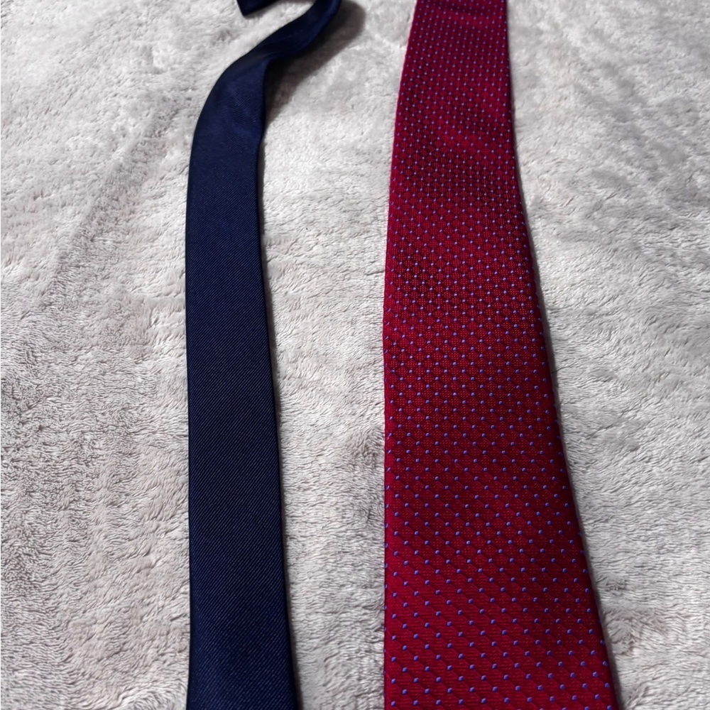 Tommy Hilfiger Red Tie with Blue Accents - Picture 5 of 6
